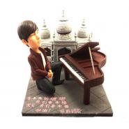 钢琴跪地求婚男...
